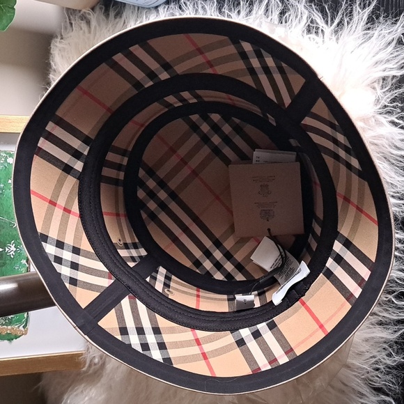 Burberry NWTs 3 Globe Logo Bucket Hat  Unisex - Picture 6 of 13
